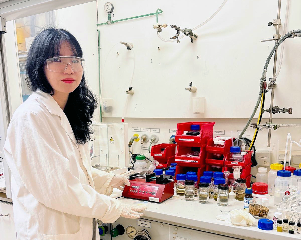 김지연 박사가 막스플랑크 고체연구소 실험실에서 차세대 친환경 촉매 소재 연구를 진행하고 있다.